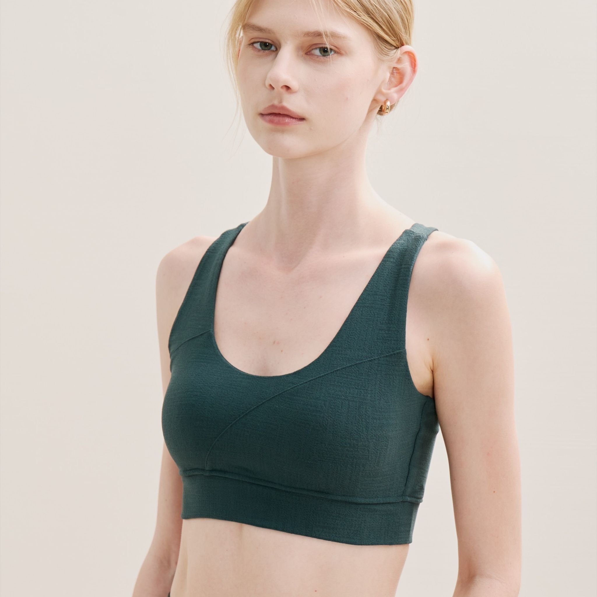 Sports racer back bra– stylish racer back style bra with breathable back cutout