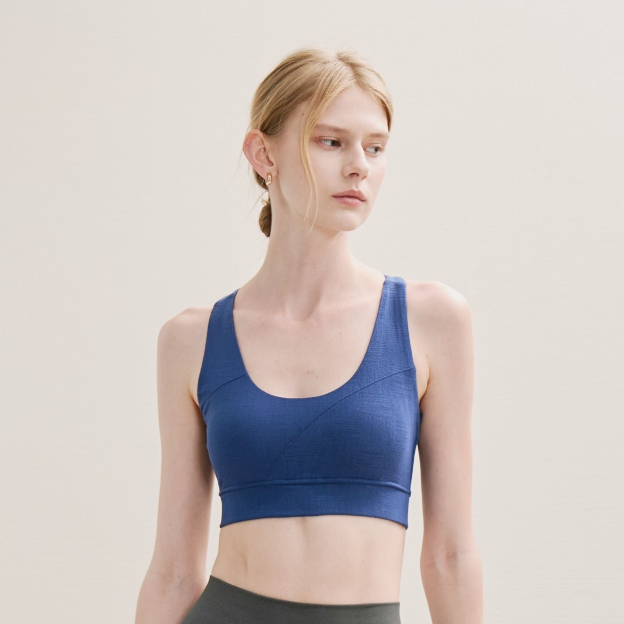 Activewear outfit with blue racer back bra