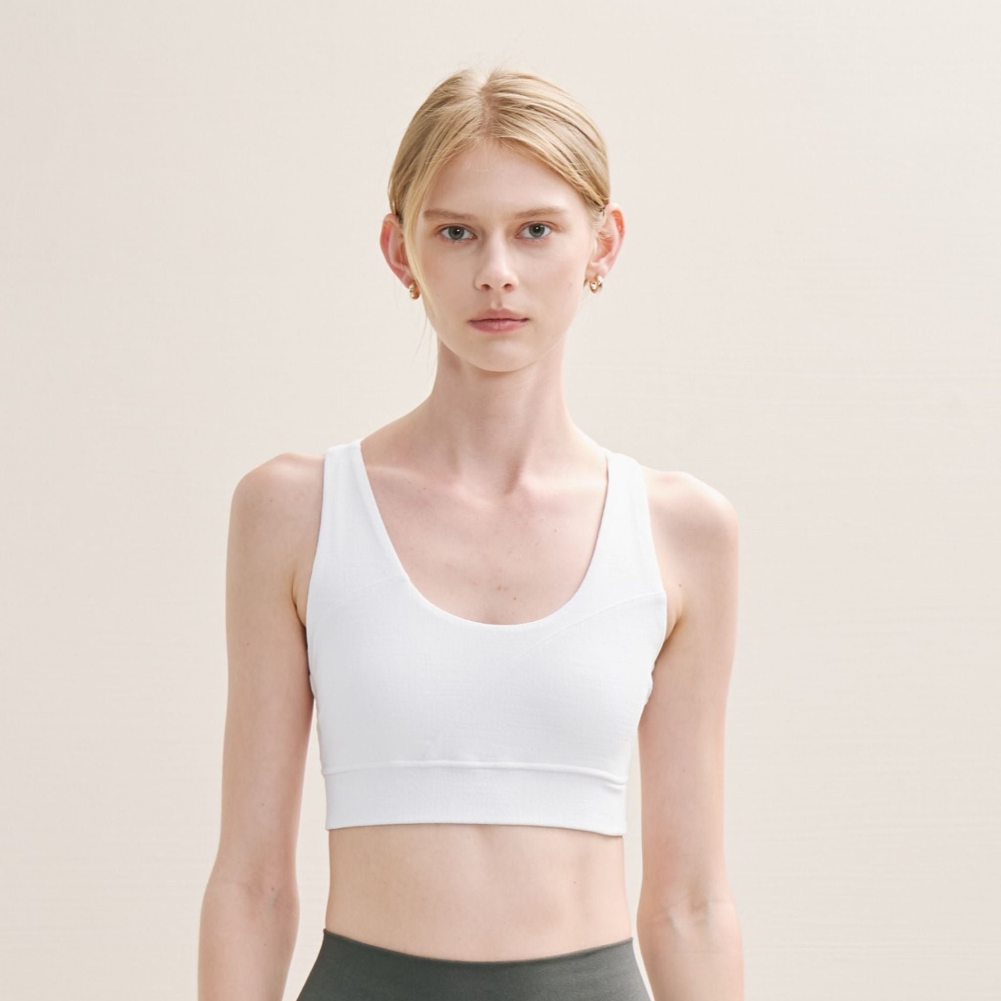 Activewear outfit with white racer back bra – lightweight and comfortable racer back style bra