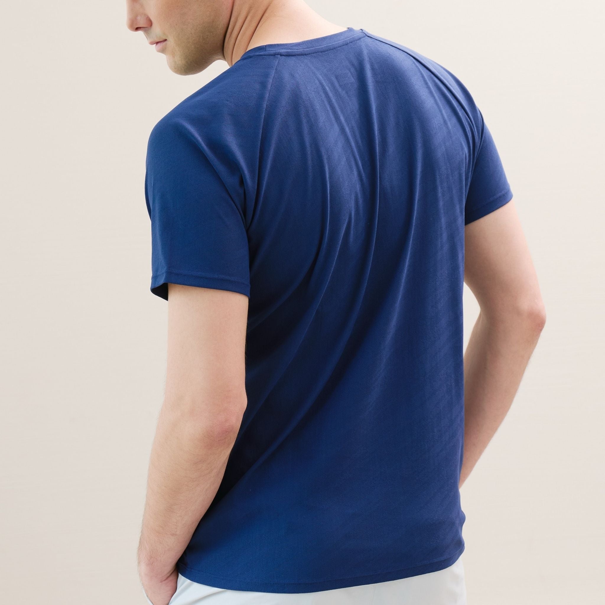 Lightweight men’s workout top perfect for cardio and weight training.