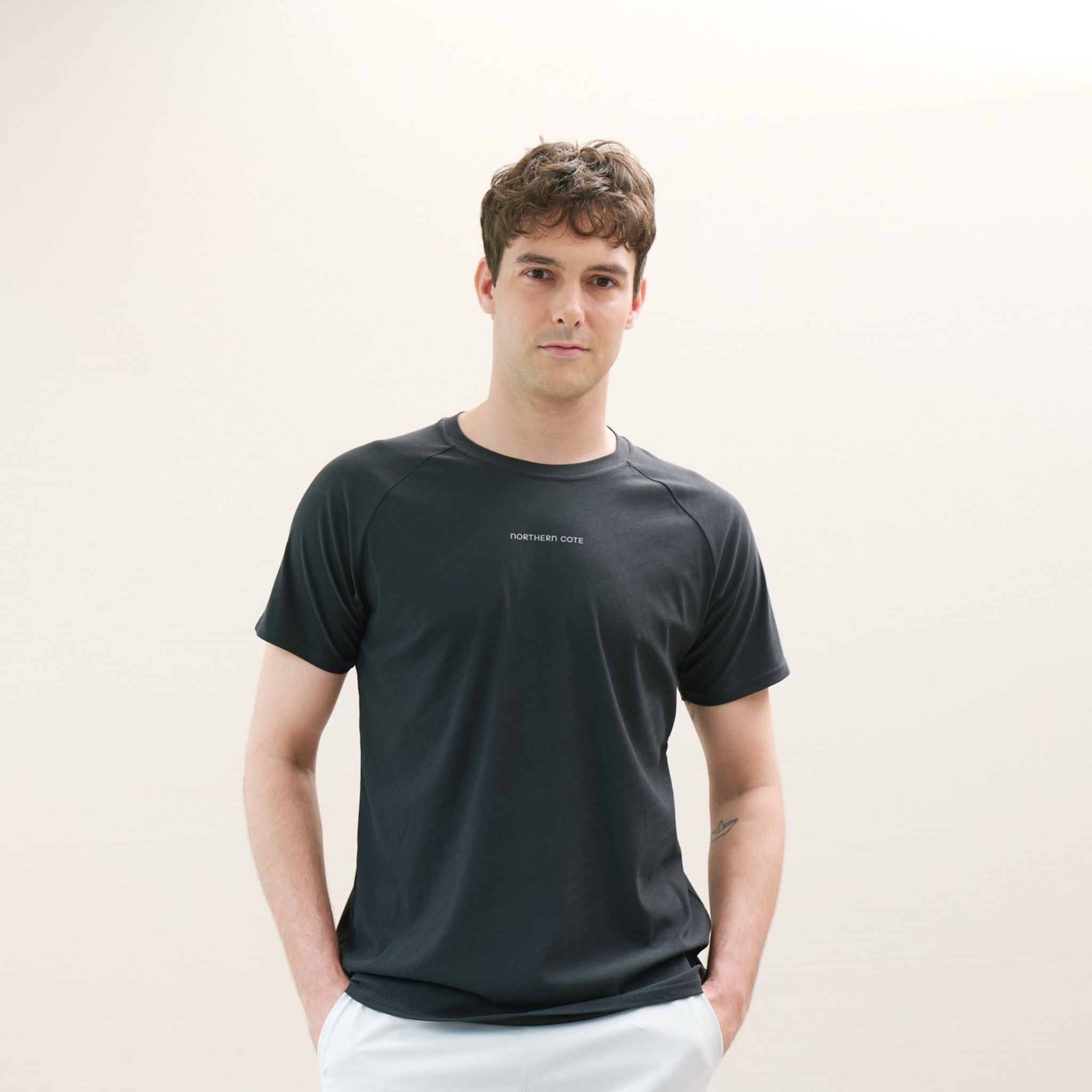 Men’s activewear black workout top for high-performance training.