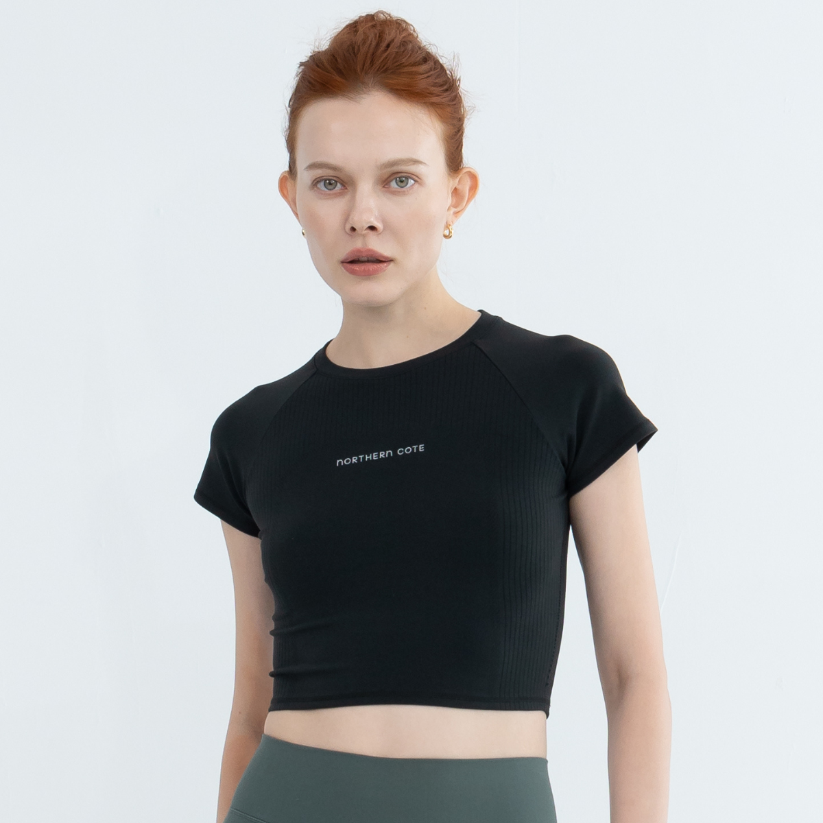 Stylish cropped workout top in smoky black
