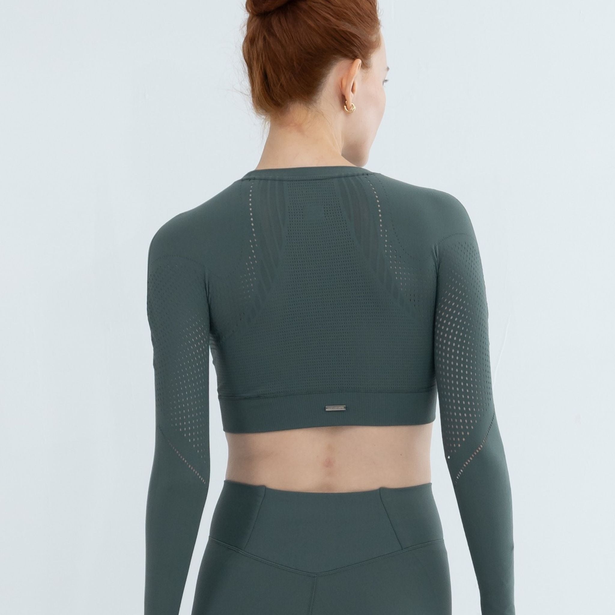 Back view showing seamless structure in Pine