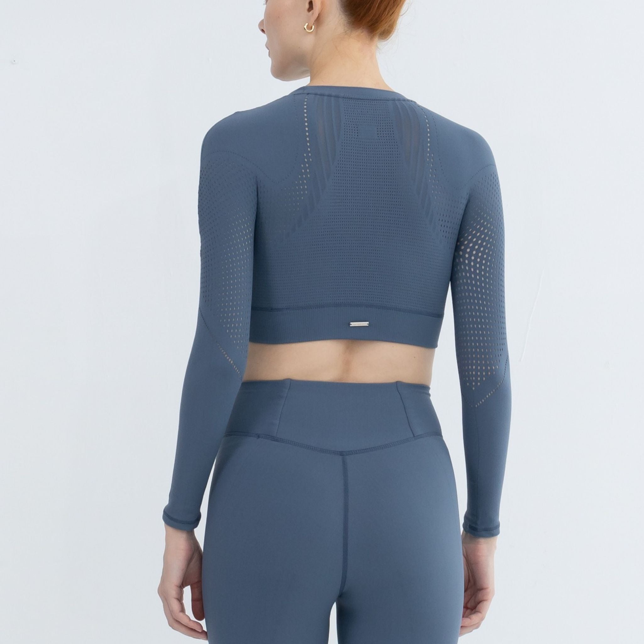 Seamless cropped sweater ideal for layering and everyday wear