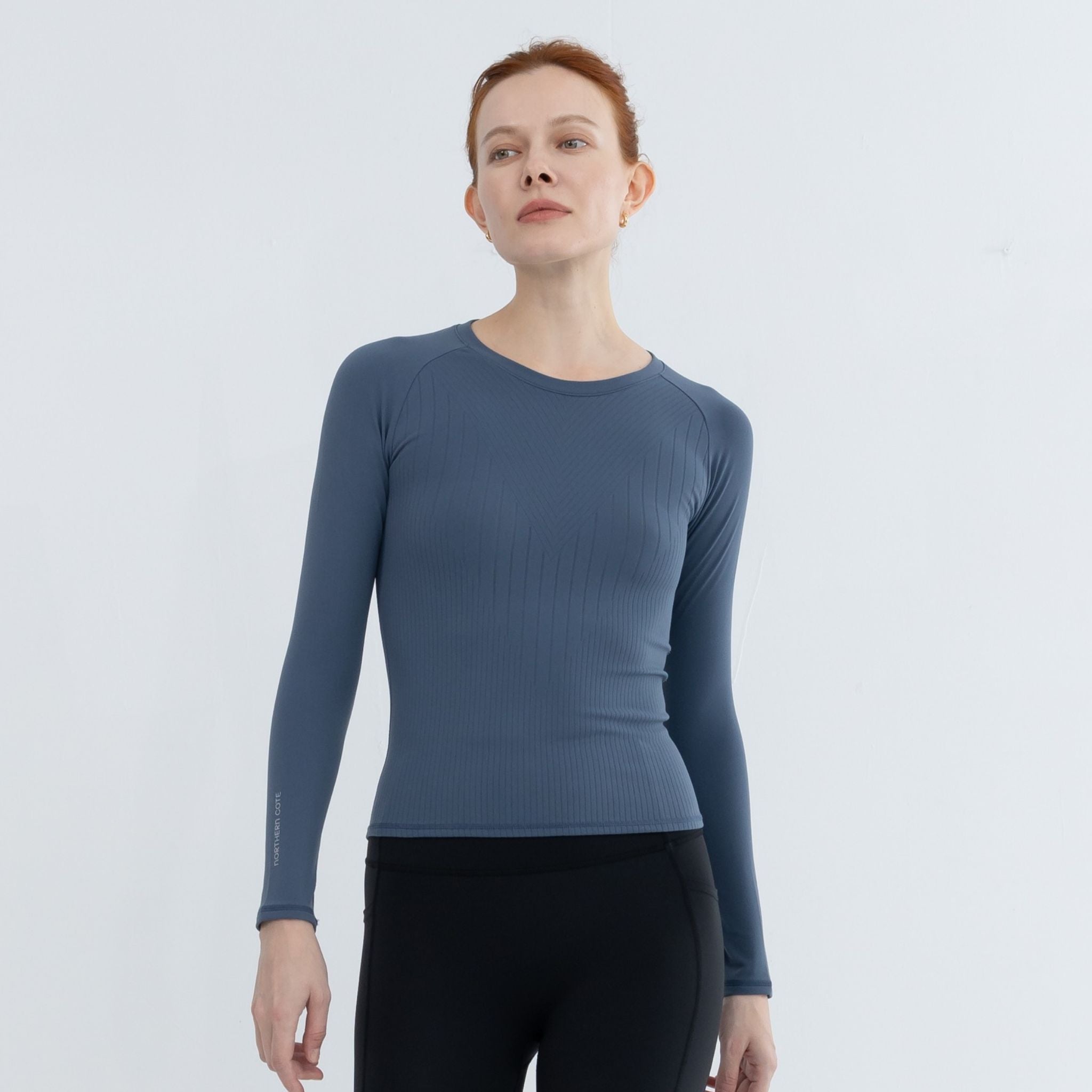 Seamless body-fit pullover in blue