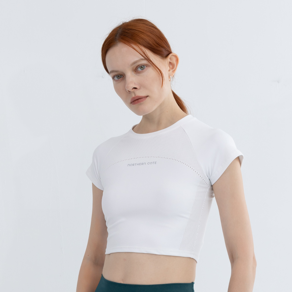 Seamless body-fit crop top in icy white