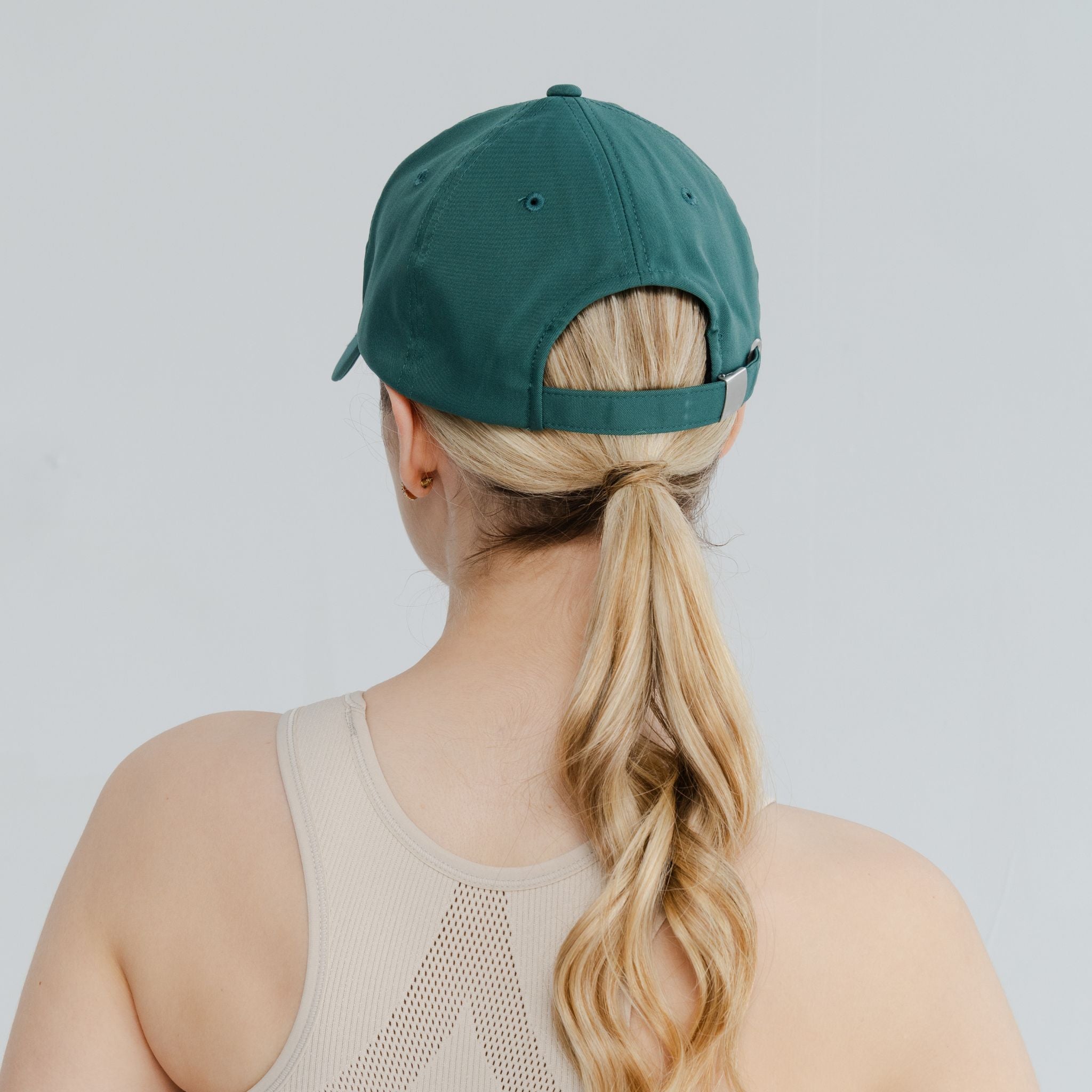 Lightweight performance hat for long-distance running