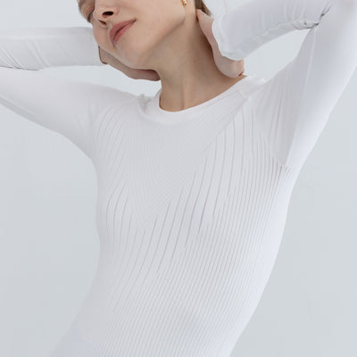 Pullover Workout look in dynamic stretching pose