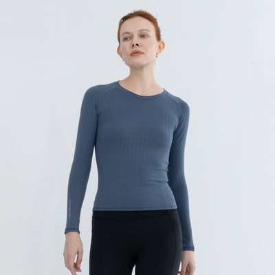 Seamless body-fit pullover in blue