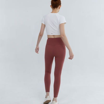 Model styling raglan crop top with matching leggings – trendy crop outfit with raglan elements